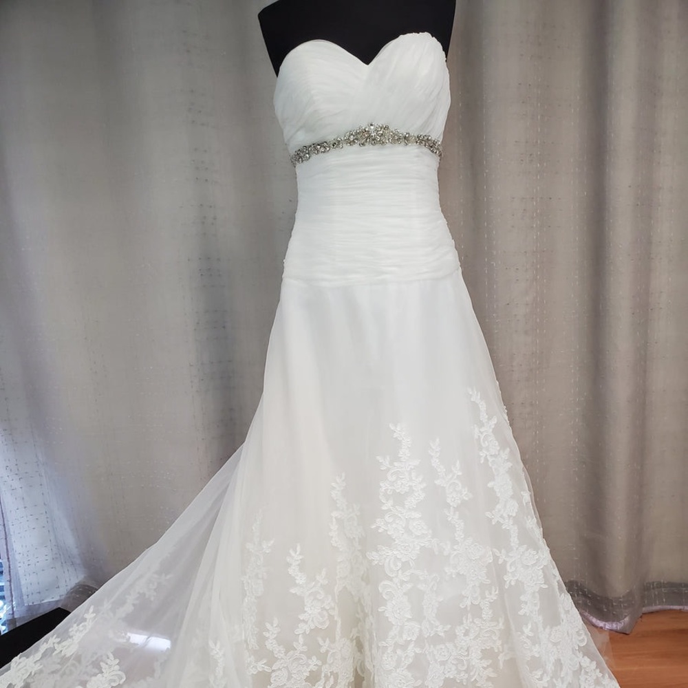 Sweetheat Neckline Ivory Gown
